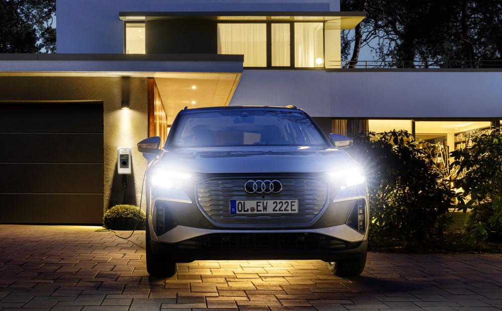 Auto vor einem Haus mit Wallbox im Hintergrund