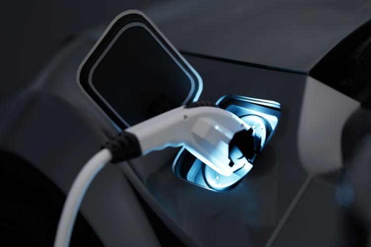 Ein E-Auto wird in der Nacht smart geladen