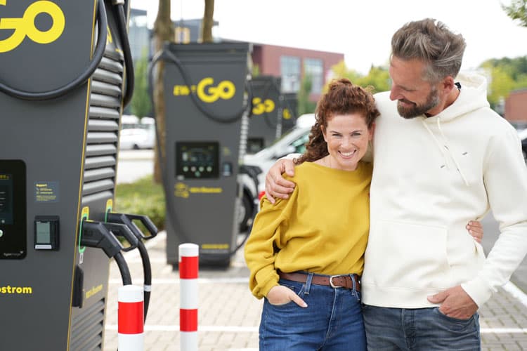 Pärchen steht an einer EWE Go Ladesäule