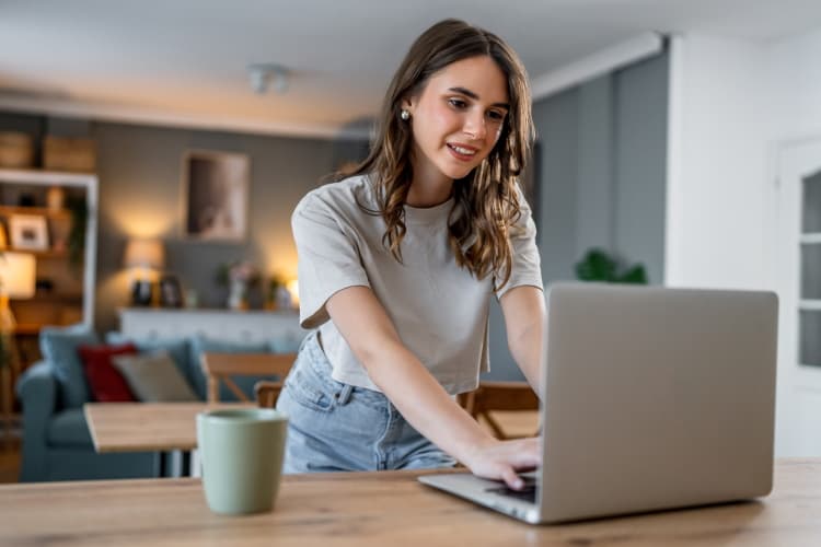 Eine Frau arbeitet an einem Laptop