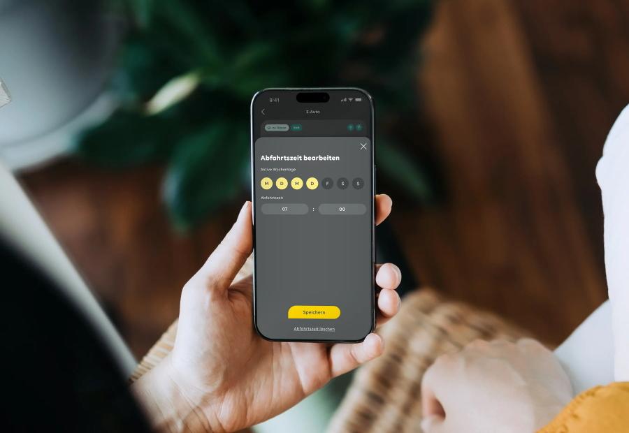 Eine Frau legt in der Mein EWE Energie App die Abfahrtszeit fest