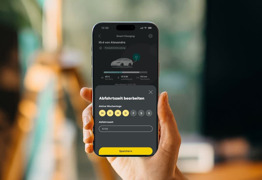 Auf einem Handybildschirm sieht man die Mein EWE App mit gewünschten Abfahrtzeiten.