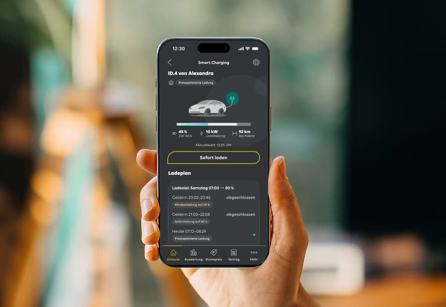 Auf einem Handybildschirm sieht man die Mein EWE App mit dem Ladestatus des verbundenen E-Autos.