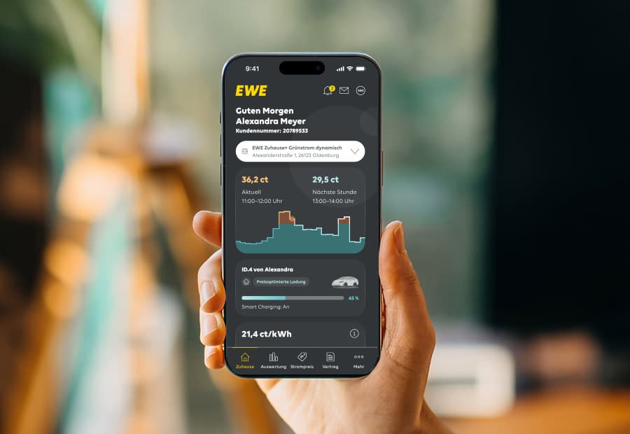 Auf einem Handybildschirm sieht man die Startseite von Smart Charging.