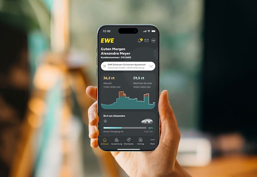 Auf einem Handybildschirm sieht man die Startseite von Smart Charging.