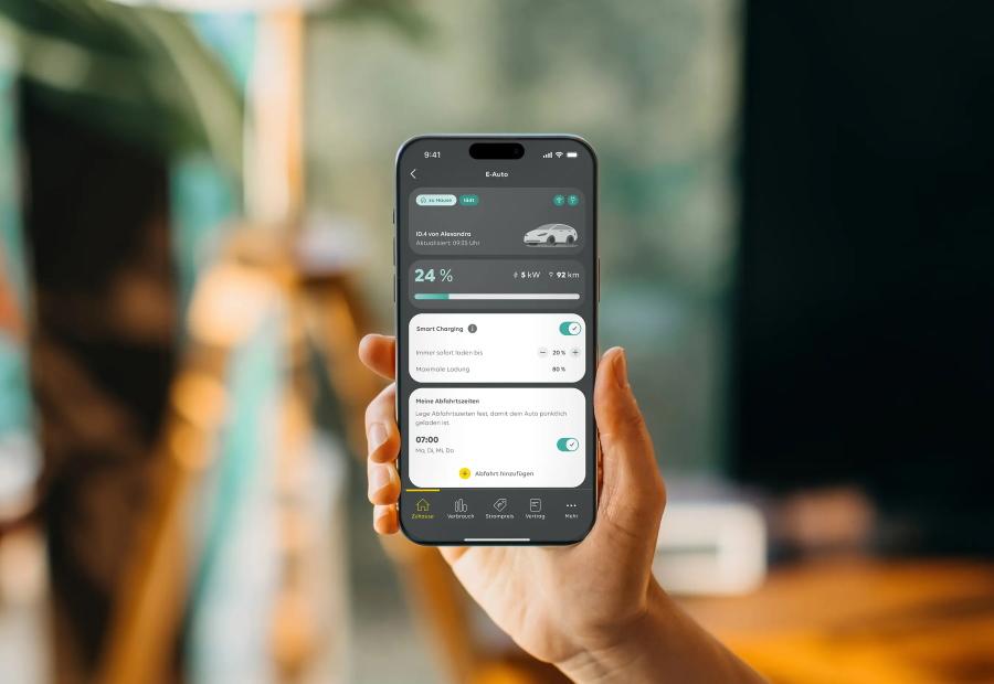 Eine Frau aktiviert in der Mein EWE App die Smart-Charging-Funktion