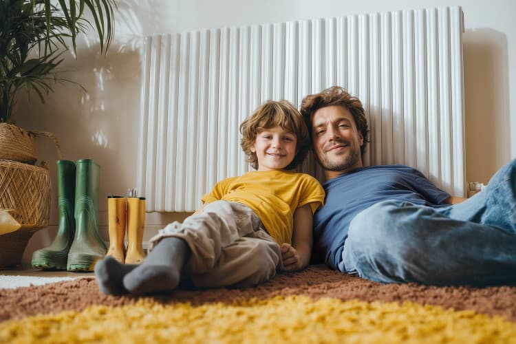 Mann und ältere Dame kochen in einer Küche am Gasherd