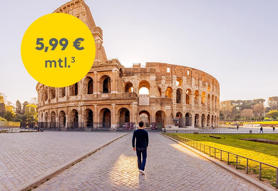 Mann vor dem Kolosseum in Rom