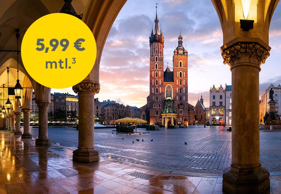 Blick durch Torbogen auf ein Gebäude in der Dämmerung