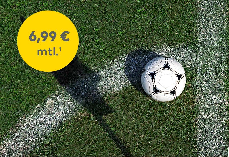 Bild von einem Fußball auf dem Spielfeld von oben