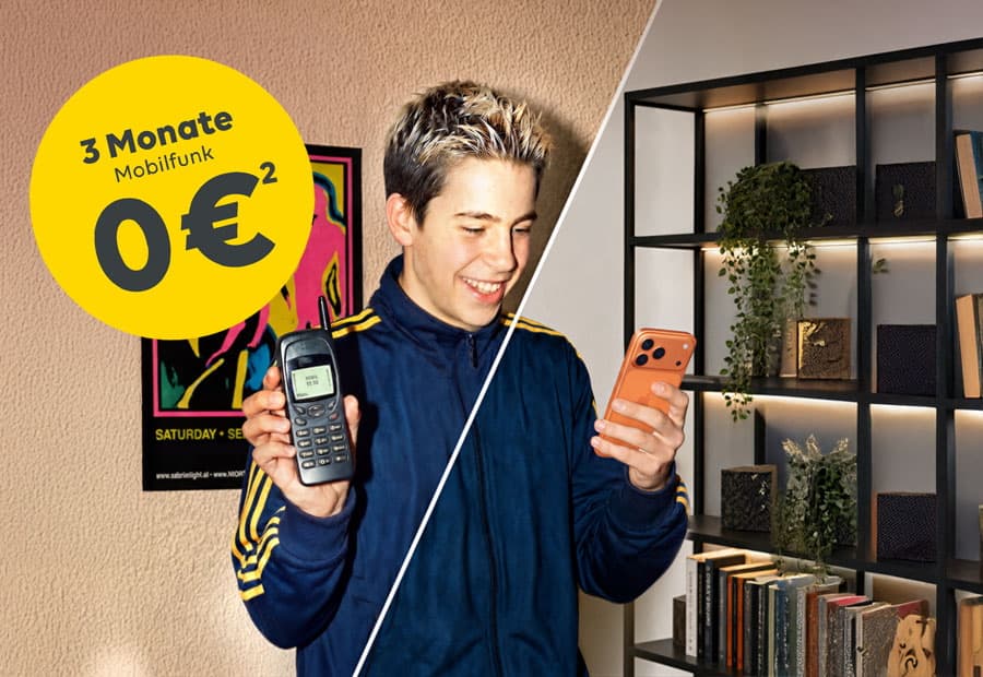 Junge mit einem alten Handy und einem modernen Smartphone
