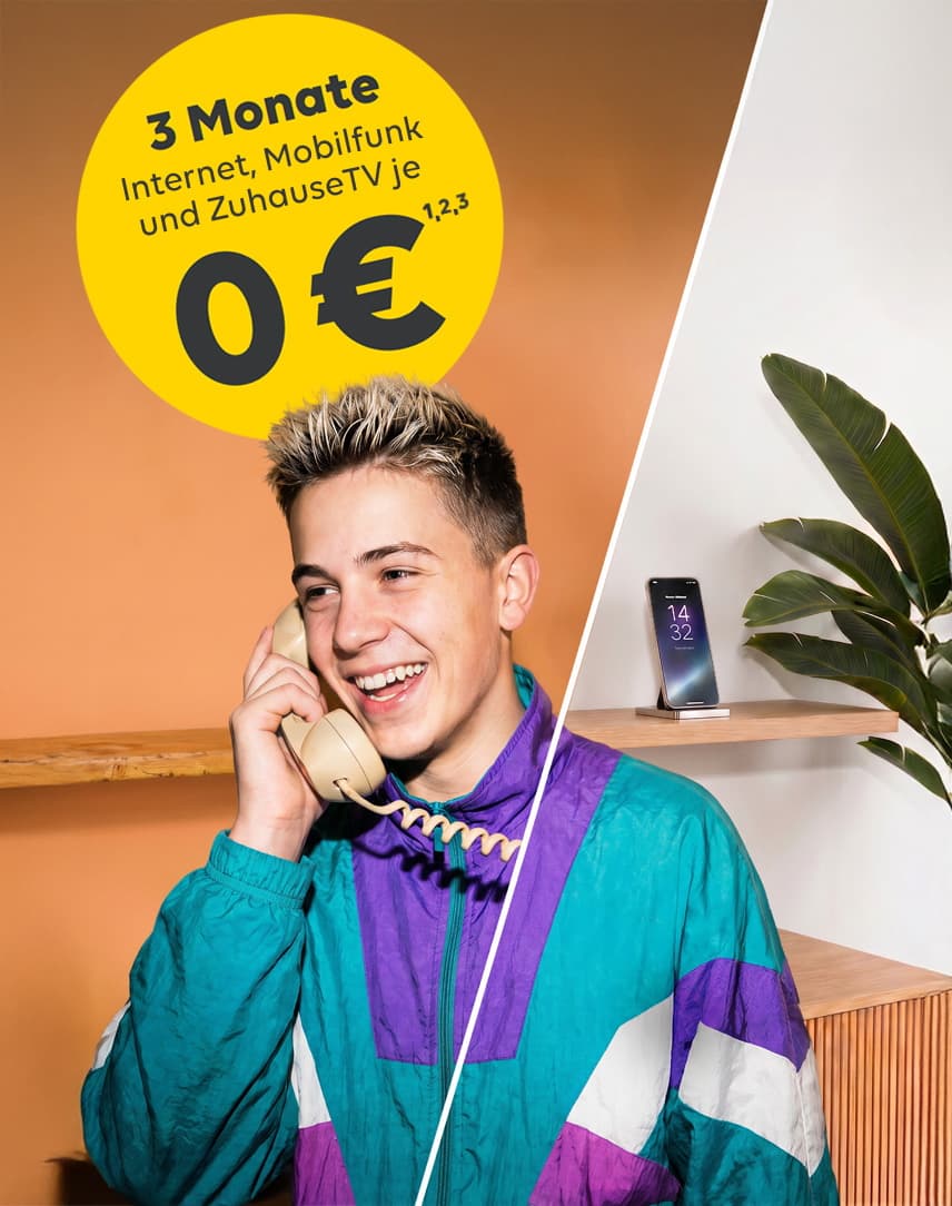 Junge mit einem alten Handy und einem modernen Smartphone