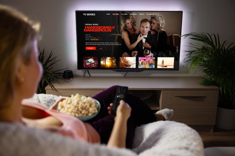 Frau streamt einen Film