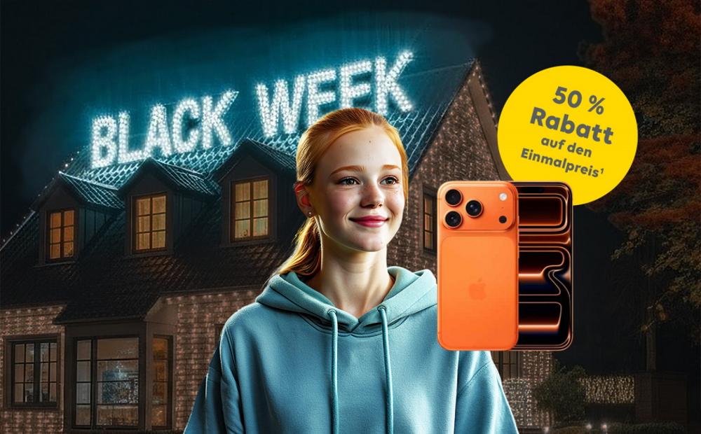 Ein Frau steht vor seinem Haus, auf dem der Schriftzug "Black Week" in Leuchtbuchstaben zu lesen ist, daneben ist ein Smartphone zu sehen