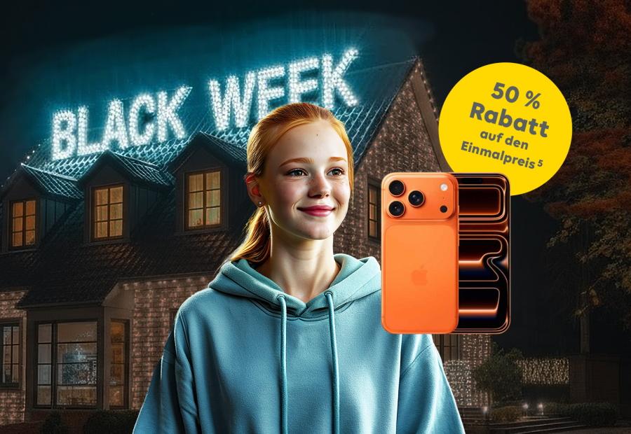 Ein Frau steht vor seinem Haus, auf dem der Schriftzug "Black Week" in Leuchtbuchstaben zu lesen ist, daneben ist ein Smartphone zu sehen