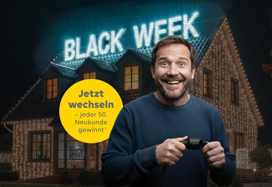 Ein Mann steht vor seinem Haus, auf dem der Schriftzug "Black Week" in Leuchtbuchstaben zu lesen ist