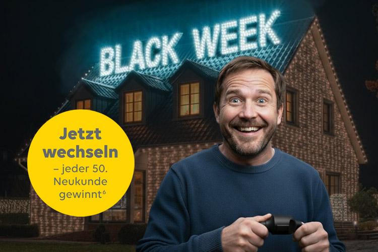 Ein Mann steht vor seinem Haus, auf dem der Schriftzug "Black Week" in Leuchtbuchstaben zu lesen ist