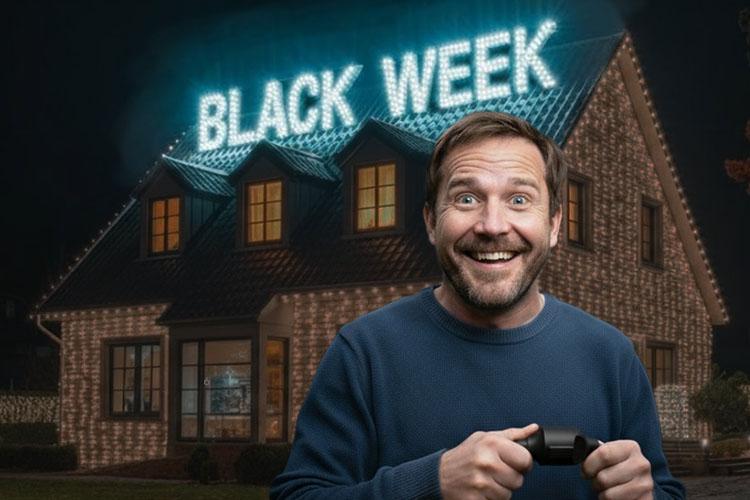 Ein Mann steht vor seinem Haus, auf dem der Schriftzug "Black Week" in Leuchtbuchstaben zu lesen ist