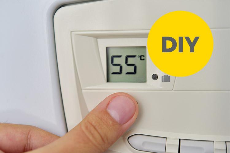 Finger tippt auf Anzeige zur Einstellung von Wassertemperatur.