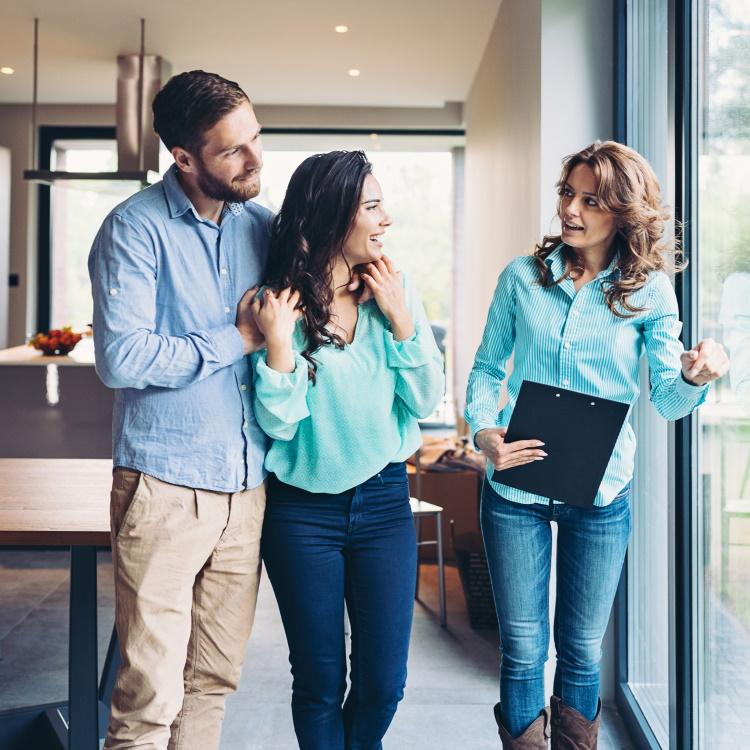 Pärchen wird zuhause beraten von Energieberaterin