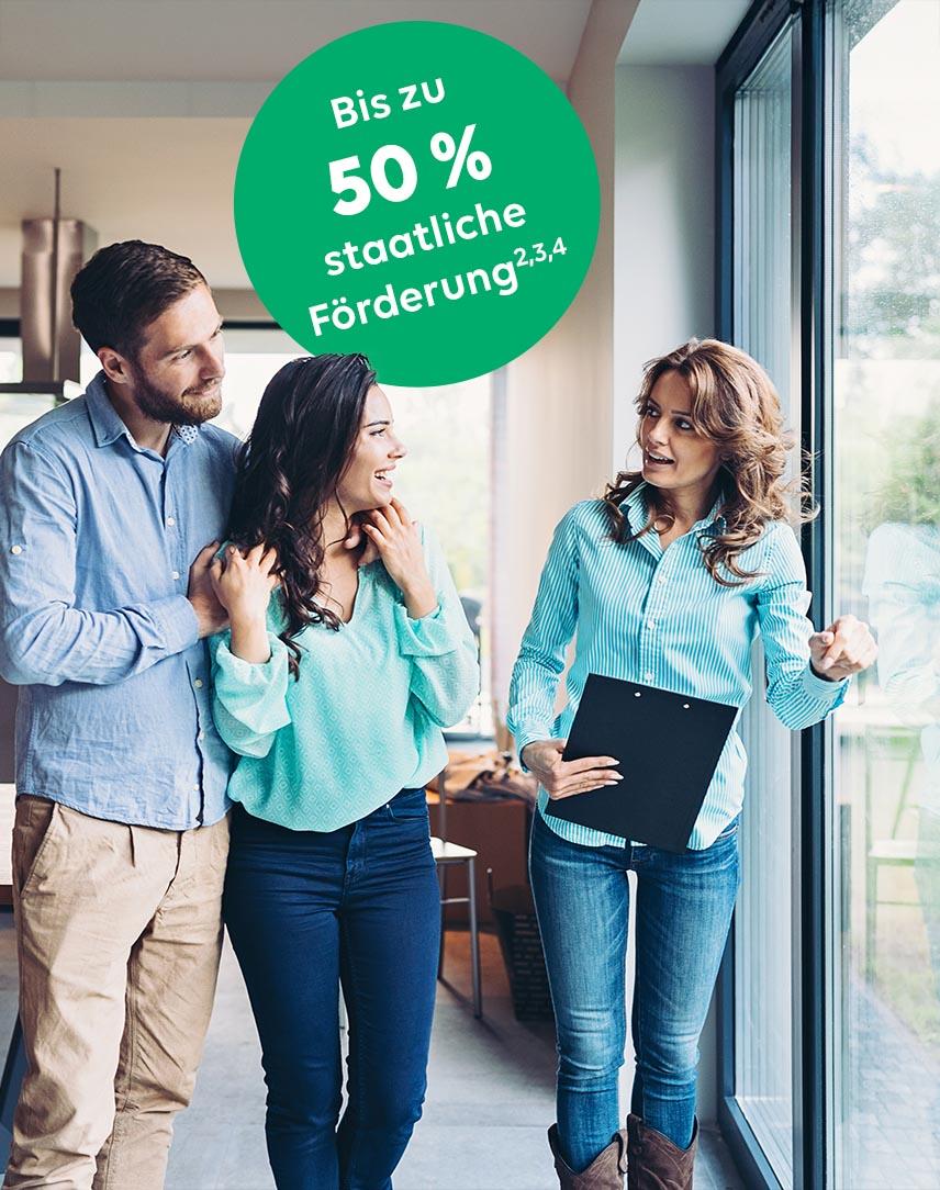 Pärchen wird zuhause beraten von Energieberaterin