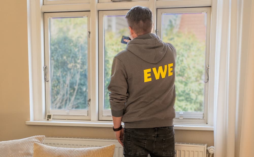 EWE Energieberater bei der Analyse vor Ort