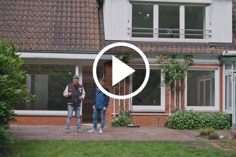 Screenshot aus dem Video, in dem EWE-Smartgeber Fred den Energieberater Jan zum Thema Energieberatung interviewt