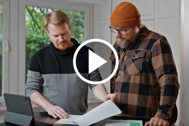 Screenshot aus dem Video, in dem EWE-Smartgeber Fred den Energieberater Jan zum Thema iSFP interviewt