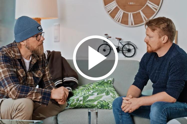 Screenshot aus dem Video, in dem EWE-Smartgeber Fred den Energieberater Jan zum Thema Sanierung interviewt