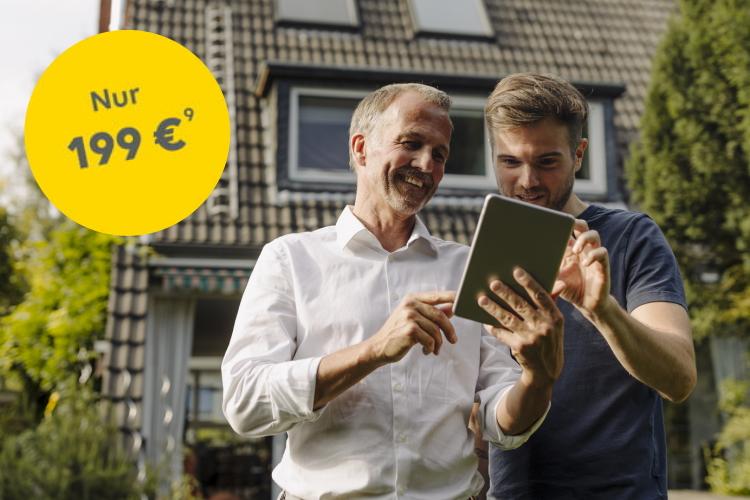 Zwei Männer schauen vor einem Haus gut gelaunt auf ein Tablet, ein gelber Störer weist den Preis von nur 199 Euro für den Gebäudecheck aus