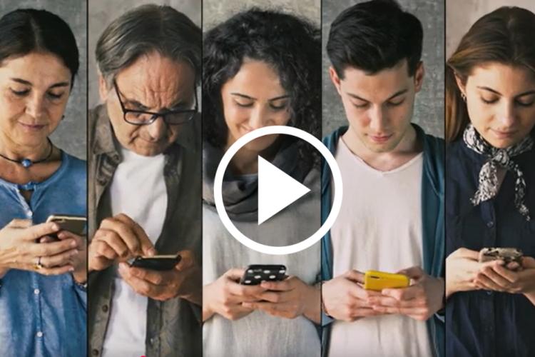 5 EWE Impulsgeber schauen auf ihr Handy, auf dem Bild ist ein Play-Button