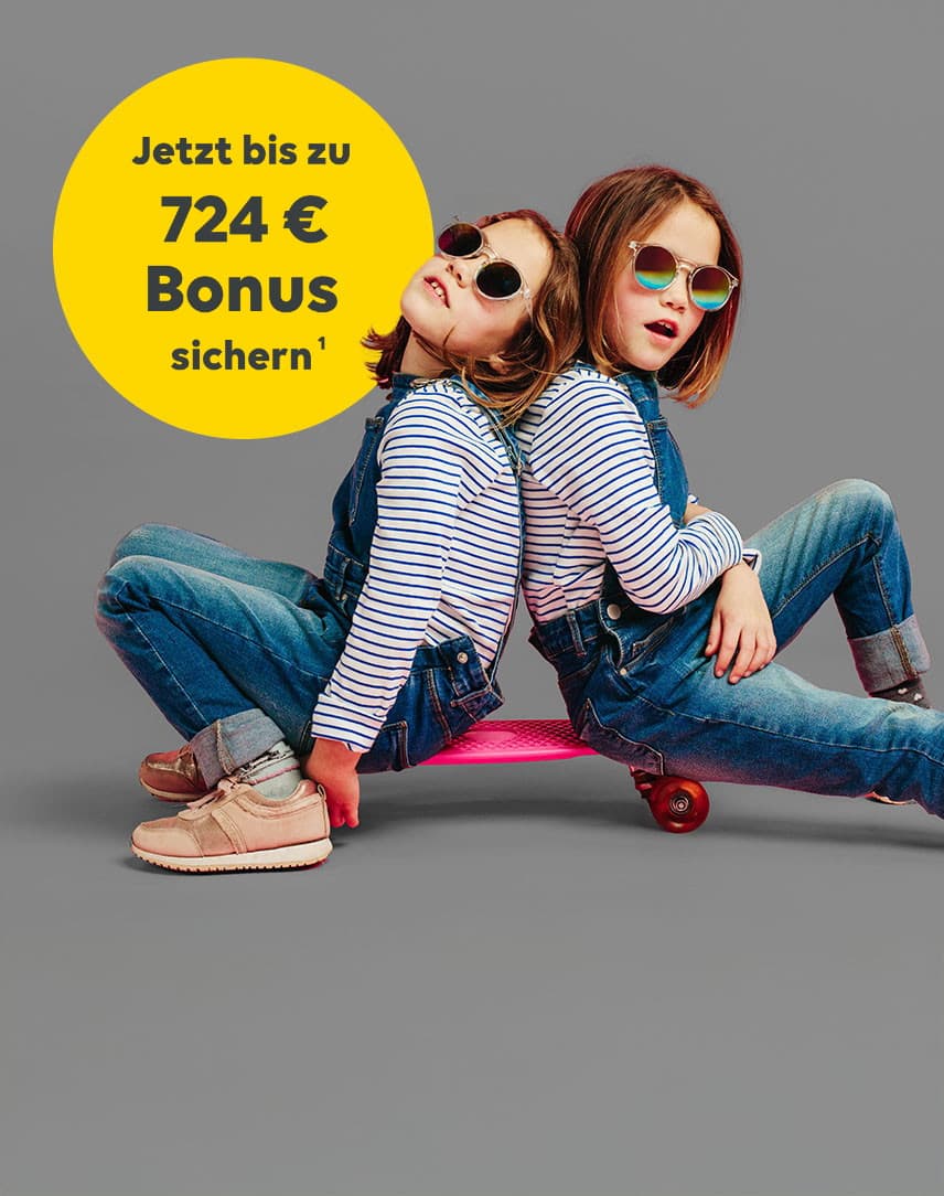 Zwei Mädchen sitzen Rücken an Rücken, in einem gelben Kreis wird auf den Aktionsbonus hingewiesen