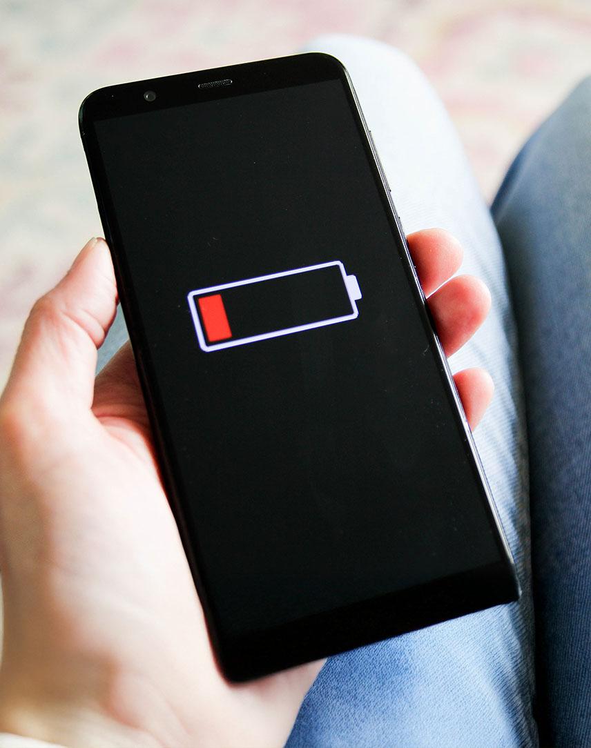 Smartphone mit roter Akkuanzeige auf dem Display