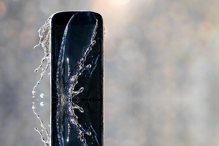 Wasserspritzer prallen an Smartphone ab