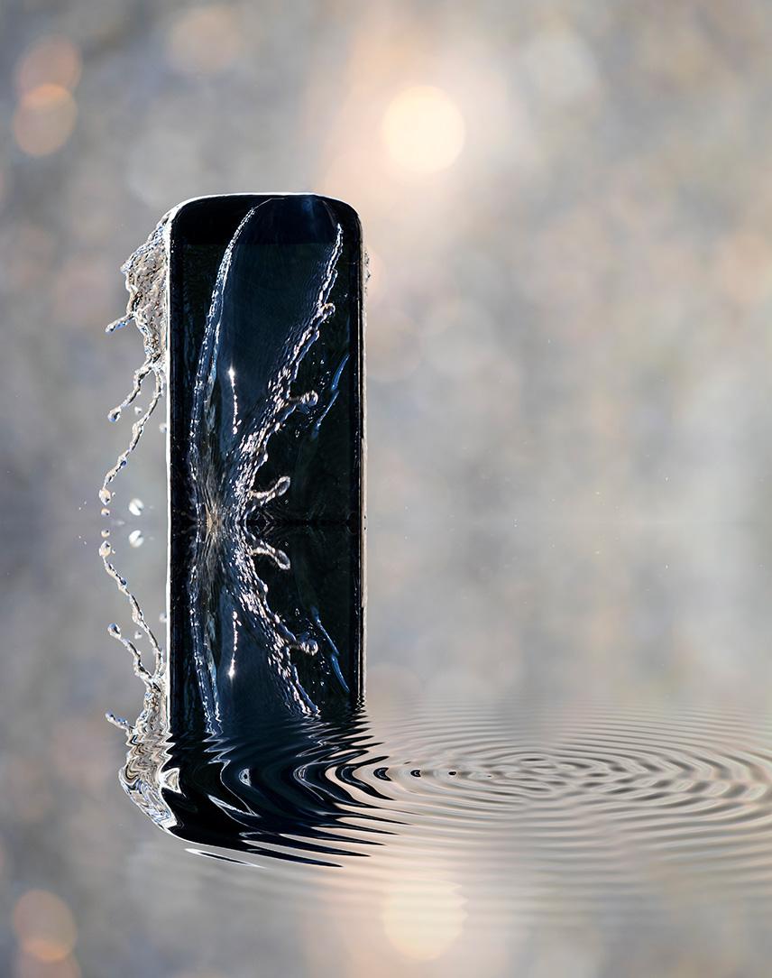 Wasserspritzer prallen an Smartphone ab