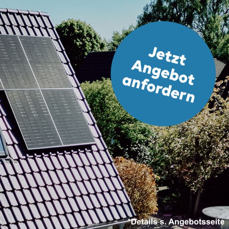 Hausdach mit Solarmodulen und blauem Kreis mit der Aufschrift "Aktuelle Förderugn anfordern"