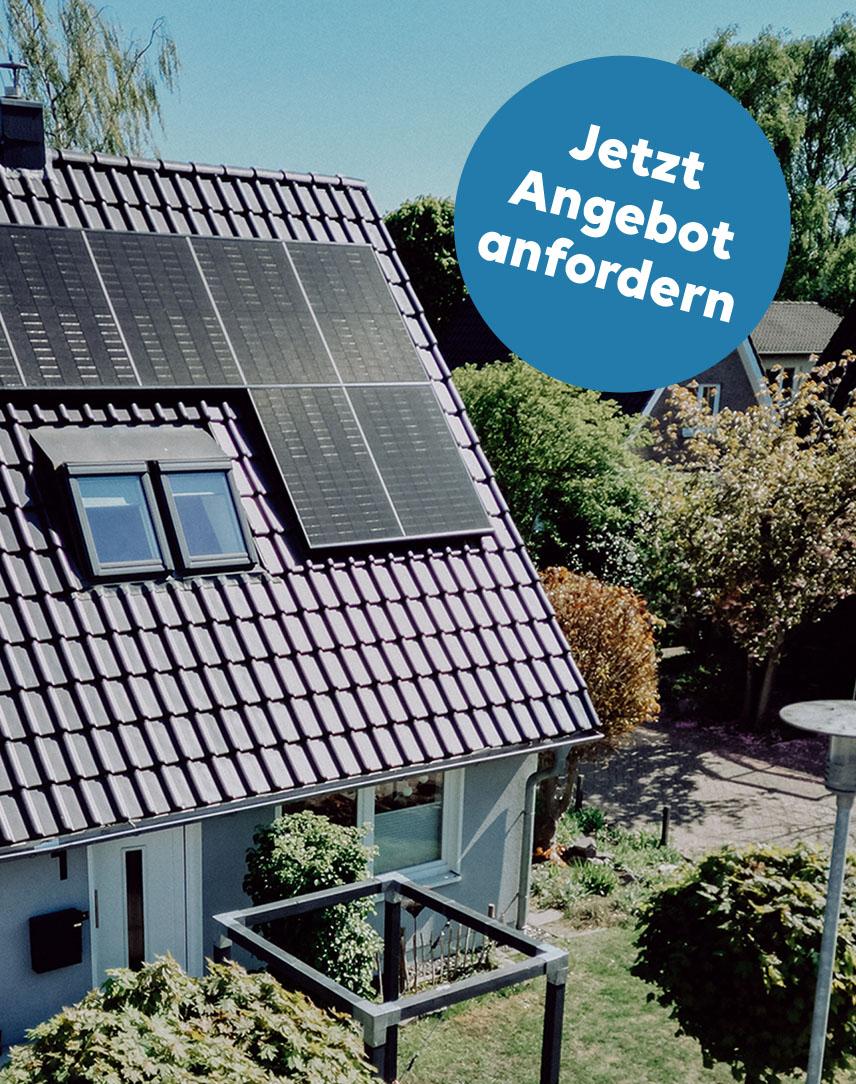 Hausdach mit Solarmodulen und blauem Kreis mit der Aufschrift "Aktuelle Förderugn anfordern"