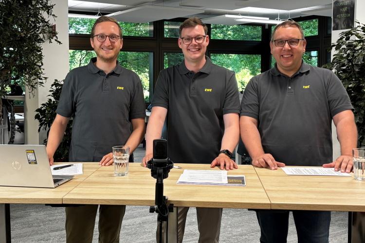 EWE-Mitarbeiter bei einer Online-Infoveranstaltung