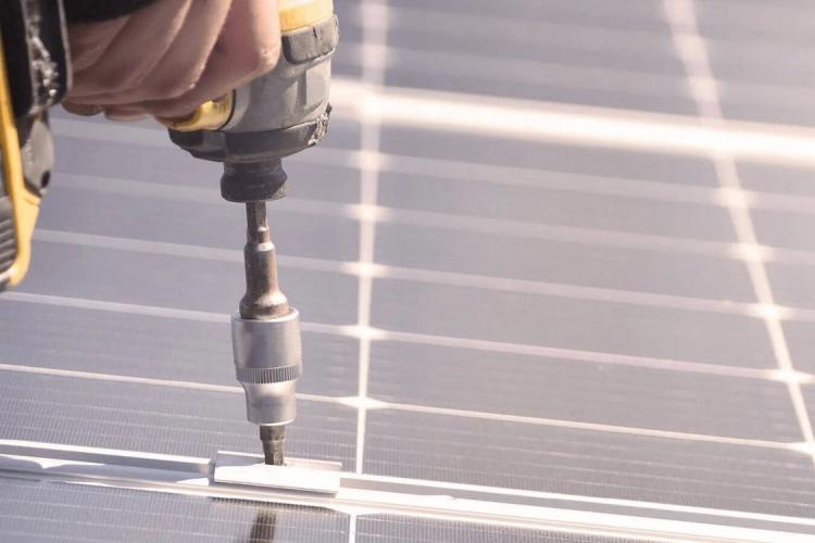 Fachhandwerker befestigt ein Solarmodul