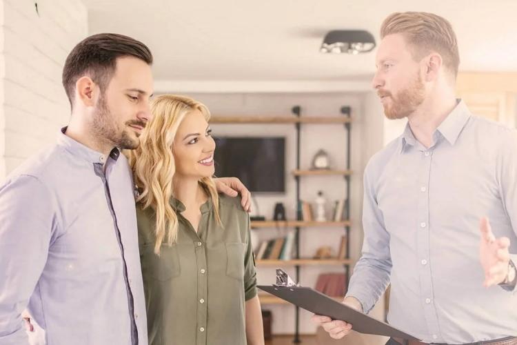 Verkäufer erläutert einem jungen Paar die Vorteile von Solaranlagen
