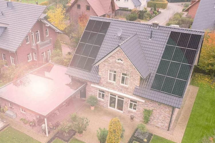 Haus mit Solarmodulen aus der Vogelperspektive