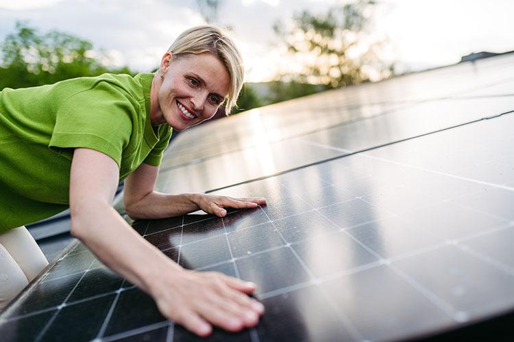 Vater zeigt seiner Tochter ein Solarmodul
