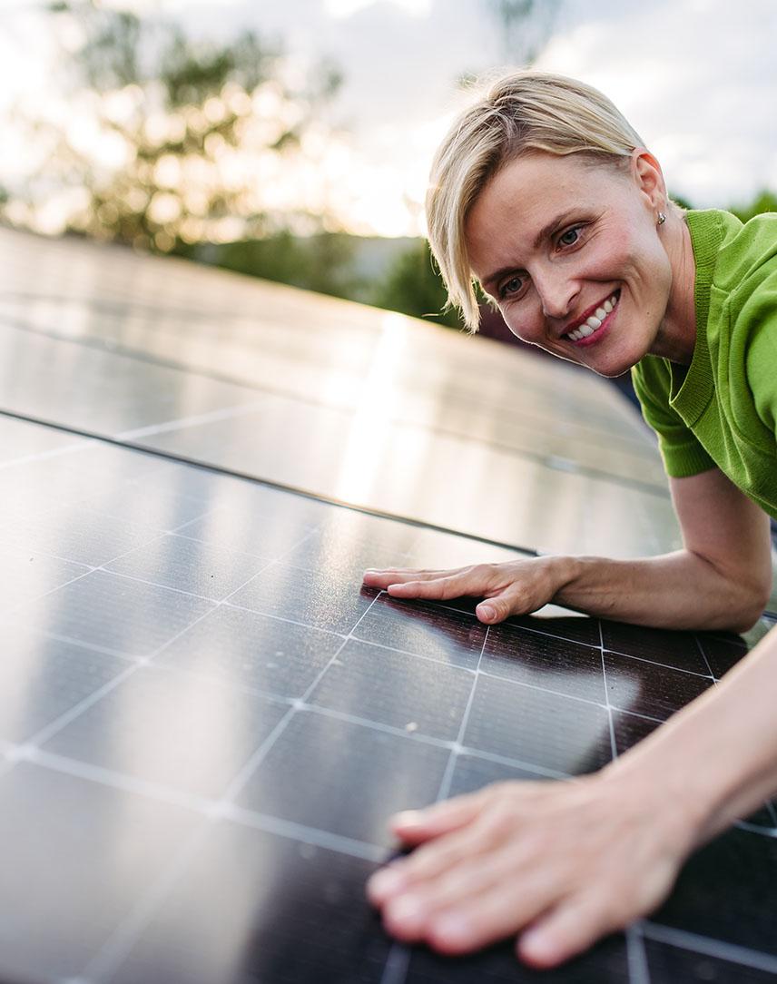 Vater zeigt seiner Tochter ein Solarmodul