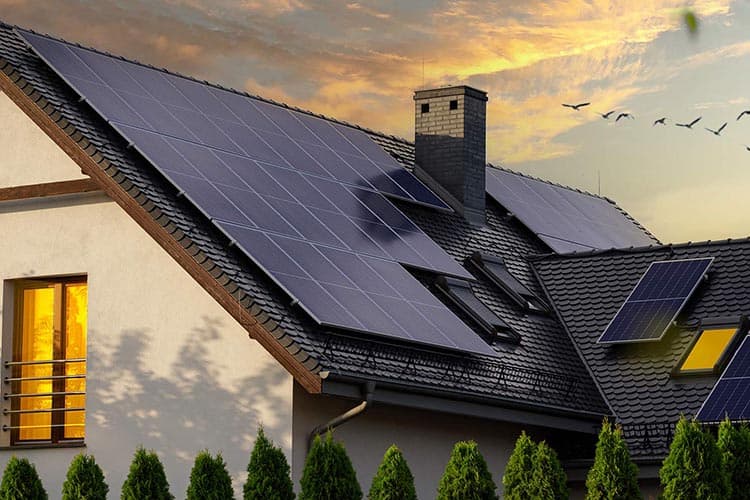 Haus mit PV-Anlage in der Dämmerung