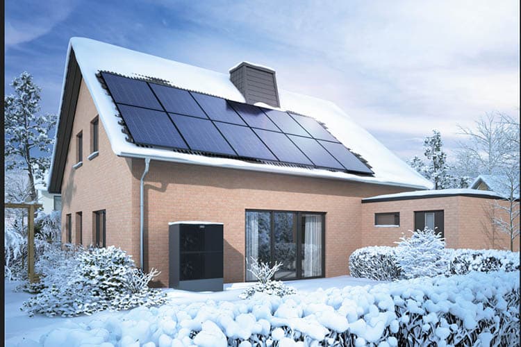 Eingeschneites Haus mit PV-Anlage