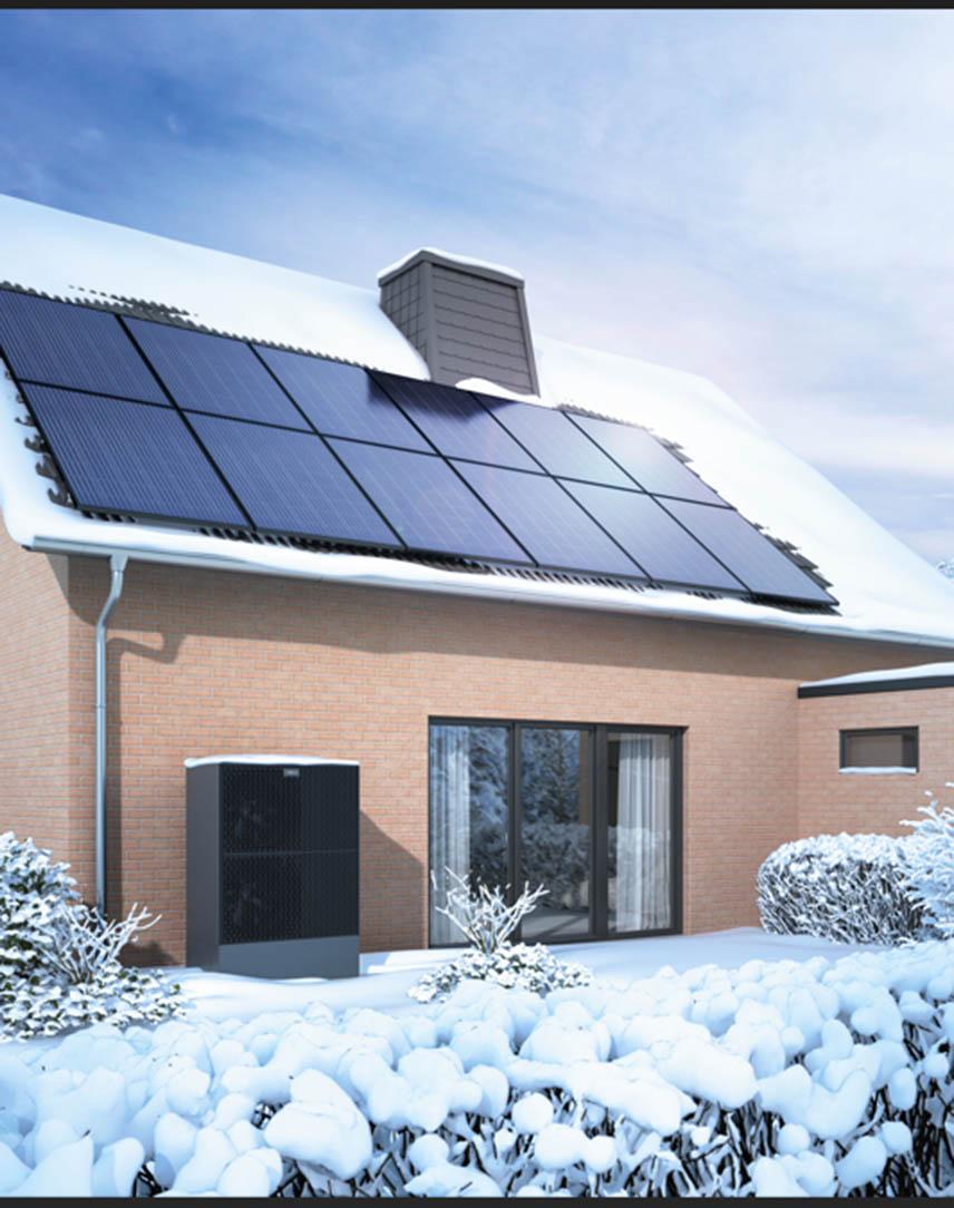 Eingeschneites Haus mit PV-Anlage