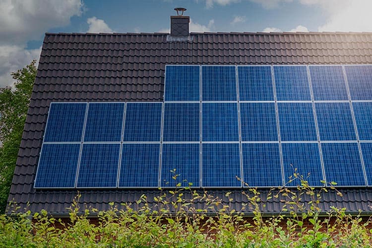 Haus Dach mit PV-Anlage