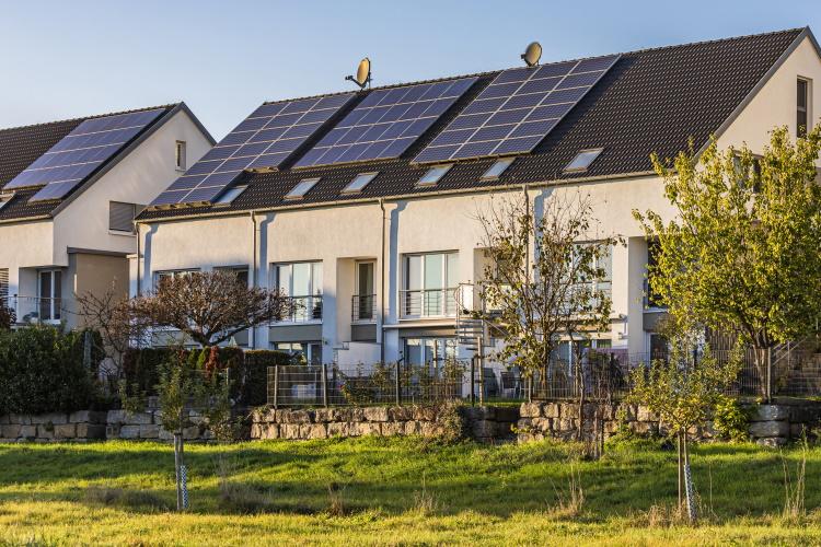 Mehrfamilienhäuser mit Solarmodulen auf dem Dach