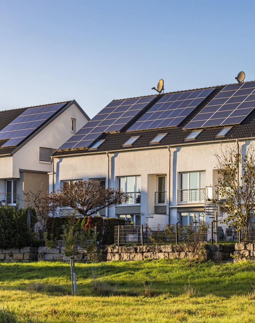 Mehrfamilienhäuser mit Solarmodulen auf dem Dach