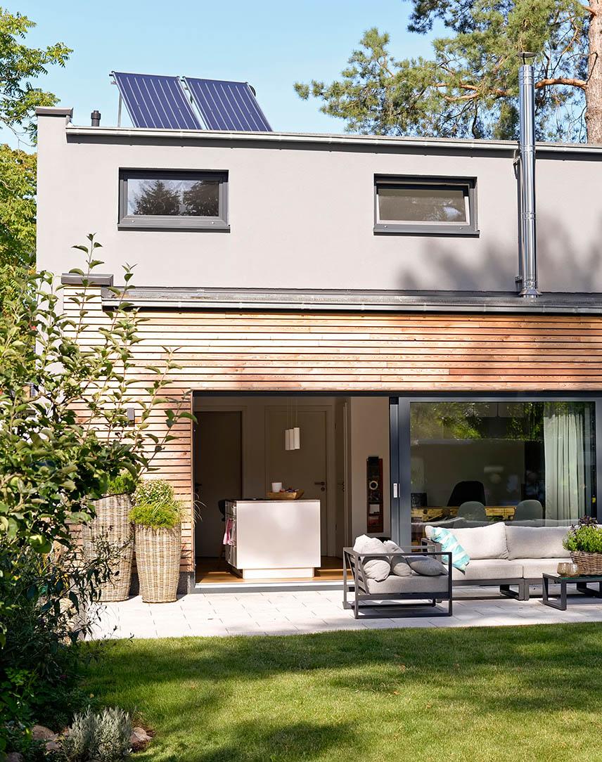 Haus mit einem Flachdach auf dem ein Solarmodul steht